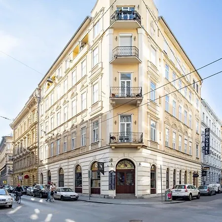 Ultra Friendly Budapešť