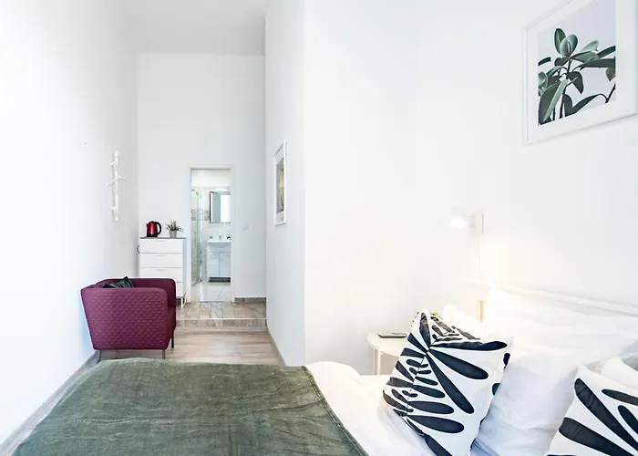 Ultra Friendly Budapesta